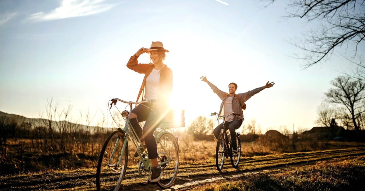 Kvinde og mand der cykler